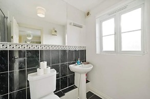 Stylish 2 bed Apt - Free Parking