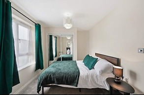 Stylish 2 bed Apt - Free Parking