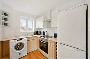 Stylish 2 bed Apt - Free Parking