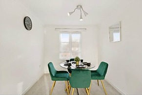 Stylish 2 bed Apt - Free Parking