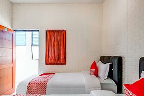 Super OYO 3878 Graha Hsc Syariah