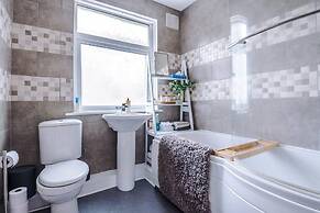 Elegant 2BD Family Retreat Blackpool Town!