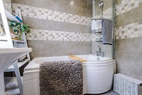 Elegant 2BD Family Retreat Blackpool Town!