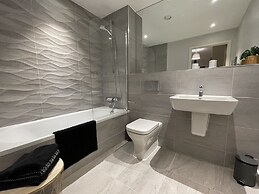 Stunning 2-bed Apartment in Bristol With Parking