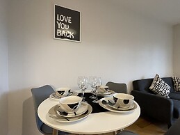 Stunning 2-bed Apartment in Bristol With Parking