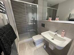 Stunning 2-bed Apartment in Bristol With Parking