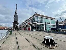 Stunning 2-bed Apartment in Bristol With Parking