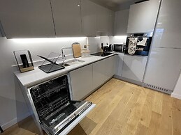 Stunning 2-bed Apartment in Bristol With Parking