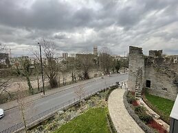 Stunning 2-bed Apartment in Bristol With Parking