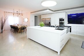 YalaRent Villa Enorma with Private Pool