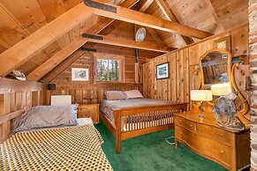 Rustic Knotty Pine - Minutes to the Water!