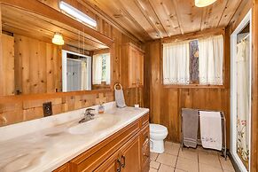 Rustic Knotty Pine - Minutes to the Water!