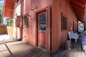 Rustic Knotty Pine - Minutes to the Water!