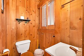 Rustic Knotty Pine - Minutes to the Water!