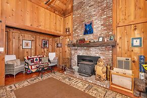 Rustic Knotty Pine - Minutes to the Water!