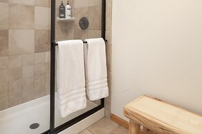 Thompson Lodge 4 Bedroom Cabin by RedAwning