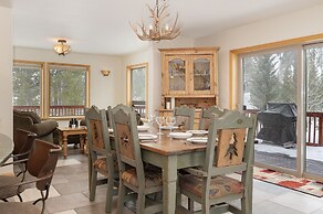 Thompson Lodge 4 Bedroom Cabin by RedAwning