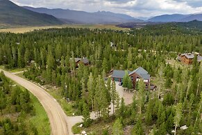 Thompson Lodge 4 Bedroom Cabin by RedAwning