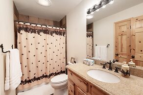 Thompson Lodge 4 Bedroom Cabin by RedAwning