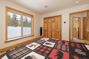 Thompson Lodge 4 Bedroom Cabin by RedAwning