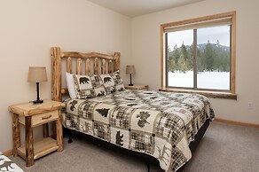Thompson Lodge 4 Bedroom Cabin by RedAwning