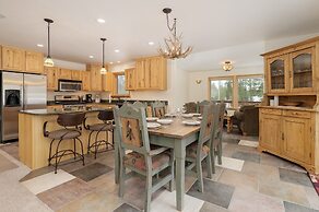 Thompson Lodge 4 Bedroom Cabin by RedAwning