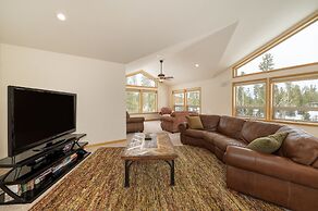 Thompson Lodge 4 Bedroom Cabin by RedAwning