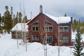 Thompson Lodge 4 Bedroom Cabin by RedAwning