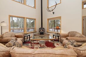 Thompson Lodge 4 Bedroom Cabin by RedAwning