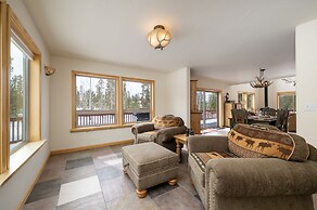 Thompson Lodge 4 Bedroom Cabin by RedAwning