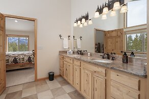 Thompson Lodge 4 Bedroom Cabin by RedAwning