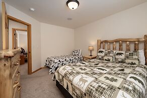 Thompson Lodge 4 Bedroom Cabin by RedAwning