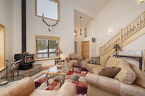 Thompson Lodge 4 Bedroom Cabin by RedAwning