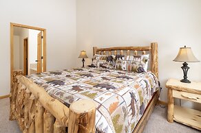 Thompson Lodge 4 Bedroom Cabin by RedAwning