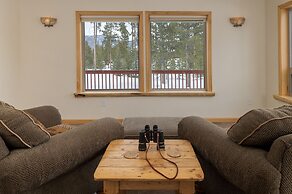 Thompson Lodge 4 Bedroom Cabin by RedAwning