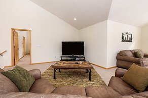 Thompson Lodge 4 Bedroom Cabin by RedAwning