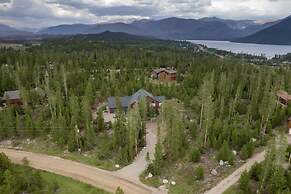 Thompson Lodge 4 Bedroom Cabin by RedAwning