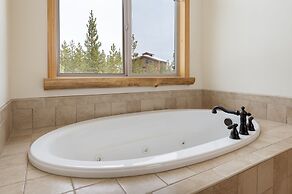 Thompson Lodge 4 Bedroom Cabin by RedAwning