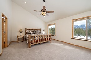 Thompson Lodge 4 Bedroom Cabin by RedAwning