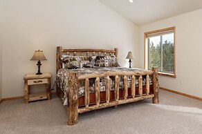 Thompson Lodge 4 Bedroom Cabin by RedAwning