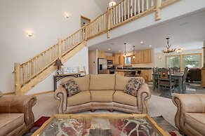 Thompson Lodge 4 Bedroom Cabin by RedAwning