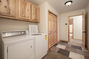 Thompson Lodge 4 Bedroom Cabin by RedAwning