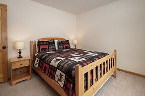 Thompson Lodge 4 Bedroom Cabin by RedAwning