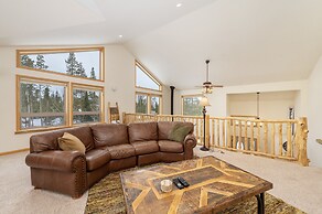 Thompson Lodge 4 Bedroom Cabin by RedAwning