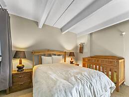 Wh405 Wheeler House 3 Bedroom Condo by RedAwning