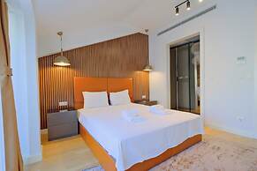 Petek Residence by NewInn