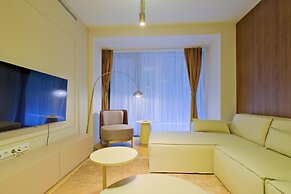 Petek Residence by NewInn