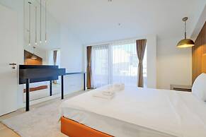 Petek Residence by NewInn