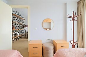 Petek Residence by NewInn