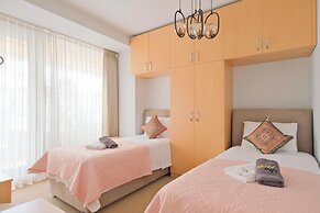 Petek Residence by NewInn